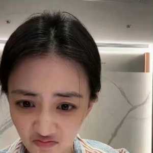 徐璐素颜直播，五官清晰可见。黑眼圈和痣毫无遮掩。