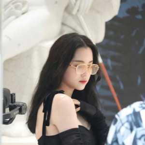 “发育过猛”欧阳娜娜又纯又欲，穿吊带凹凸身材