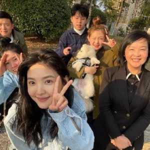 章若楠在家族中似乎特别幸运，仿佛中了基因彩票一般。