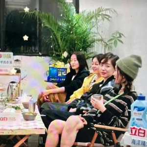 杨幂腿长有多夸张大家可能不知道…她跷二郎腿两只脚都能着地的…