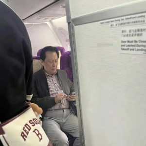 飞机上遇到个明星，就是想不起来他是谁了？想了一路也没想起来