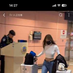 惊！过气女明星无人理会，竟独自搬运两大行李箱