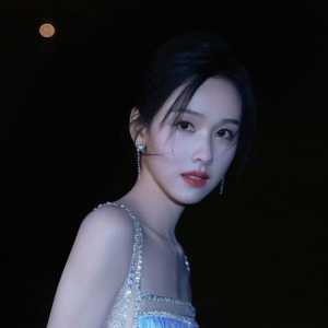 陈都灵尖叫之夜红毯造型，裙子颜色好看美人鱼～