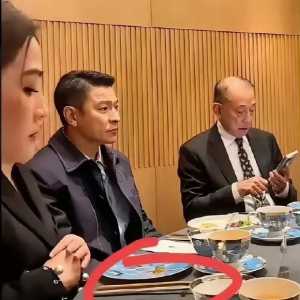 原来有钱人的饭局如此讲究，每人都配备两双筷子。