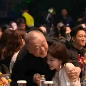 果然女明星在什么场合都避免不了被揩油