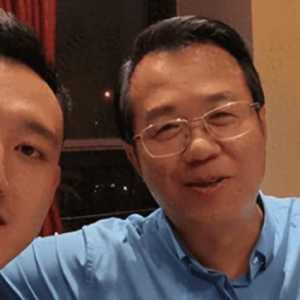 第一狗仔卓伟爆出的大新闻，赵丽颖当妈，刘晓庆出狱，都是他拍的