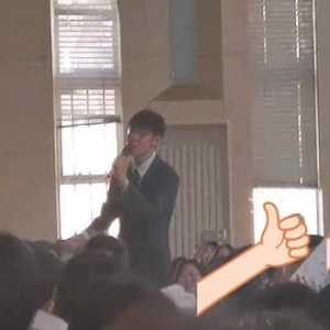 明星Erring和Andy下台与观众互动