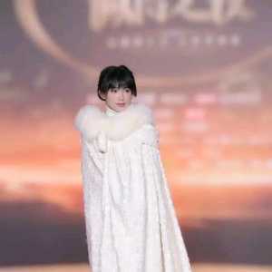 李子柒好有个性。
她是女明星里唯一裹棉衣出场的