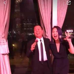 明星也挺不容易的，饭局陪唱