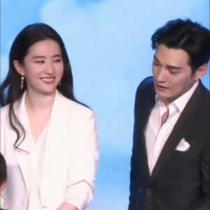 老是吹别人看她的眼神，美子姐看男明星的眼神也不是很值钱啊