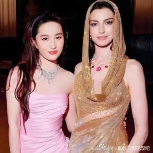 左边是中国明星刘亦菲，右边是美国明星安妮海瑟薇，你喜欢哪个