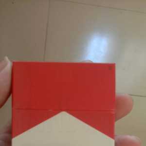 为什么香港电影里明星都抽烟，抽卷烟?而且是万宝路！