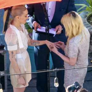 克里斯汀·斯图尔特与未婚妻结婚