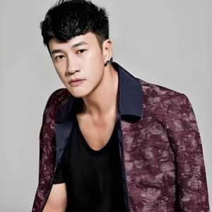 左边是中国明星何润东，右边是韩国的rain郑智薰，你喜欢哪个？