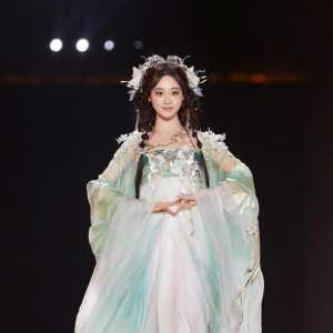 女明星走秀，左边是祝绪丹，右边是唐嫣，你觉得哪个漂亮？