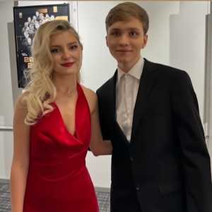 著名动作明星Eva Elfie与CS选手合照