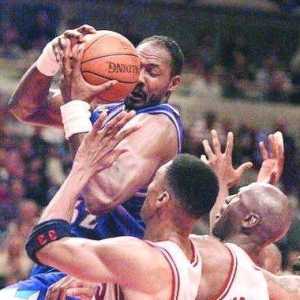 马龙抢篮板能肘击吗