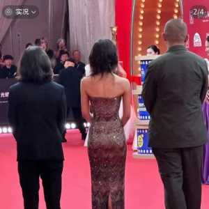 女明星不容易 这么高的鞋 跟踩高跷一样